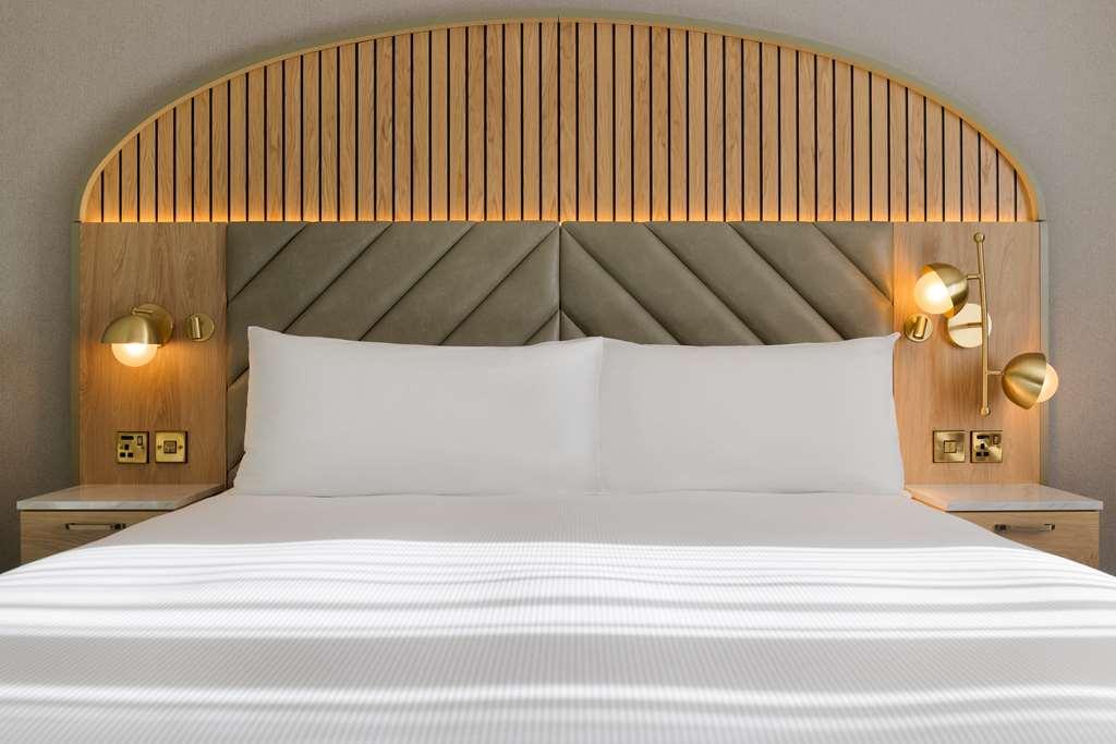 Отель Doubletree By Hilton Bristol North Номер фото